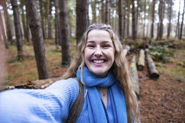 Glückliche schöne Frau nimmt Selfie in Cannock Chase Wald - WPEF08106