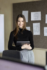 Lächelnde junge Geschäftsfrau mit Tablet-PC im Büro - PESF04203