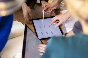 Geschäftskollegen verwenden Tablet-Computer auf dem Schreibtisch im Büro - PESF04220