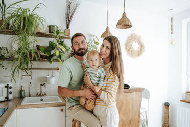 Porträt einer Familie mit Sohn in der Küche zu Hause - WESTF25318