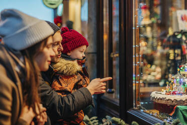 Family window shopping at Christmas market - VSNF01546