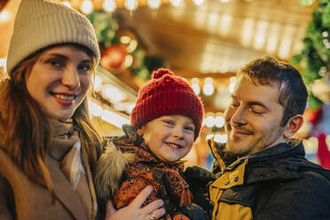 Eltern verbringen ihre Freizeit gemeinsam mit ihrem Sohn auf dem Weihnachtsmarkt - VSNF01548