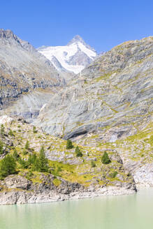 Margaritzestausee in der Nähe der Berge an einem sonnigen Tag im Nationalpark Hohe Tauern, Salzburg, Österreich - FOF13729