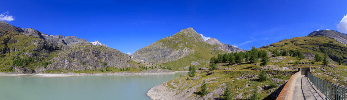 Margaritzestausee in der Nähe von Bergen unter blauem Himmel im Nationalpark Hohe Tauern, Salzburg, Österreich - FOF13731