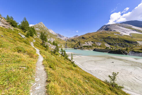 Wanderweg in der Nähe des Margaritzestausees unter freiem Himmel im Nationalpark Hohe Tauern, Salzburg, Österreich - FOF13737