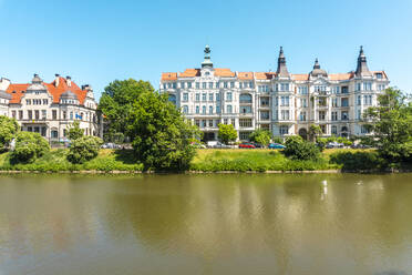 Polen, Niederschlesische Woiwodschaft, Breslau, Stadtgraben und umliegende Häuser im Sommer - TAMF04088