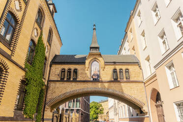 Poland, Lower Silesian Voivodeship, Wroclaw, Elevated walkway over St. Joseph street - TAMF04091