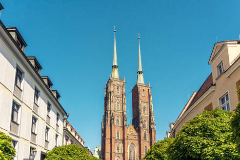 Poland, Lower Silesian Voivodeship, Wroclaw, Houses in front of Cathedral of St. John the Baptist - TAMF04101