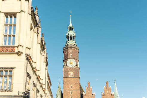 Polen, Woiwodschaft Niederschlesien, Breslau, Turm des historischen Rathauses gegen klaren Himmel - TAMF04115