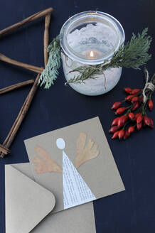 Hagebutten, brennende Kerzen und DIY-Weihnachtskarten - GISF01015