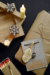 Streichhölzer, hölzerner Adventskranz, eingepacktes Geschenk und DIY-Weihnachtskarte - GISF01016