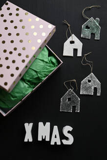 Studio shot of spotted box and DIY house shaped decorations - GISF01017