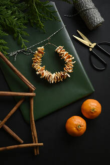 Cinnamon sticks, Christmas present and decoration made of tangerine peel - GISF01018