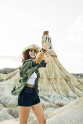 Lächelnder Tourist macht Selfie mit Castildetierra im Hintergrund - DAMF01234