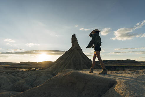 Frau in der Nähe von Castildetierra bei Sonnenuntergang - DAMF01238