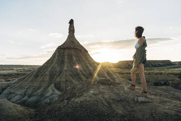 Junger Tourist in der Nähe von Castildetierra bei Sonnenuntergang - DAMF01243