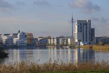Deutschland, Nordrhein-Westfalen, Dortmund, Phoenix-See mit städtischen Gebäuden im Hintergrund - WIF04696