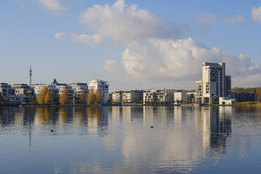 Deutschland, Nordrhein-Westfalen, Dortmund, Phoenix-See mit städtischen Gebäuden im Hintergrund - WIF04697