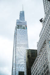 Von unten von zeitgenössischen Hochhäusern mit verspiegelten Glaswänden gegen bewölkten Himmel in New York City bei bedecktem Wetter am Tag - ADSF52016