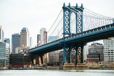 Malerische Szenerie der Hängebrücke von Manhattan, die den East River in der Nähe von modernen Gebäuden und Wolkenkratzern in New York überquert - ADSF52026