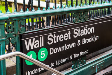 Subway Station Board mit Inschrift in öffentlichen Ort voller Menschen in New York City befindet - ADSF52035