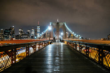 Nachtansicht der Brooklyn Bridge mit Blick auf die glitzernde Skyline von Manhattan. - ADSF52042