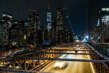 Nächtliches Stadtbild mit den hellen Lichtern der Wolkenkratzer von Manhattan vom Standpunkt der Brooklyn Bridge aus. - ADSF52056