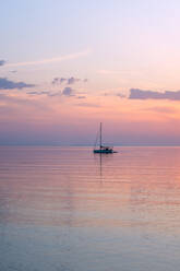 Segelboot schwimmt auf schönen ruhigen Mittelmeer Meer Landschaft gegen Horizont unter Sonnenuntergang Himmel in Sardinien, Italien - ADSF52203