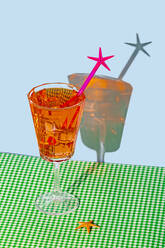 Ein eleganter orangefarbener Cocktail mit rosa Sternchen steht auf einem grün-karierten Tuch vor einem hellblauen Hintergrund und wirft einen verspielten Schatten - ADSF52270