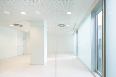 Interieur eines leeren modernen weißen Zimmers mit Säule im Krankenhaus - ADSF52280