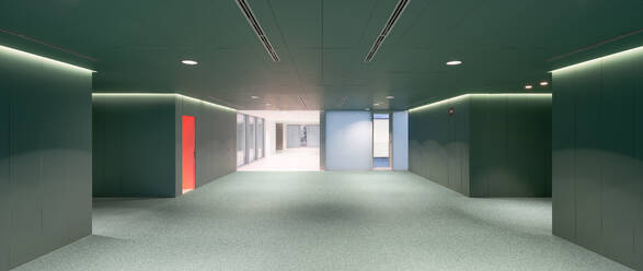 Innenraum eines geräumigen leeren Flurs mit grünen Wänden in einem modernen Krankenhaus - ADSF52294