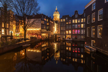 Die Nacht bricht über die beleuchteten Amsterdamer Grachten herein und schafft ein malerisches Bild mit der pulsierenden Architektur der Stadt - ADSF52395