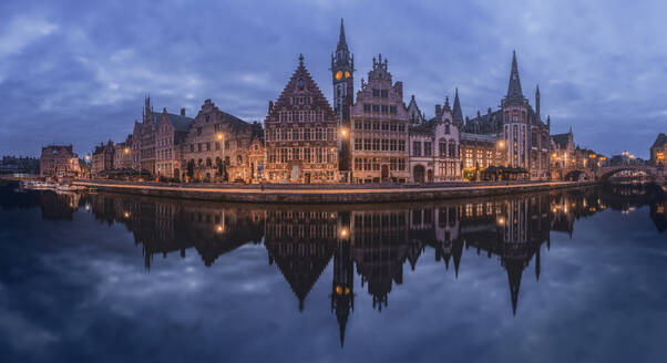 Die historischen Gebäude von Gent spiegeln sich in der Dämmerung im ruhigen Wasser und zeigen den mittelalterlichen Charme der Stadt - ADSF52396