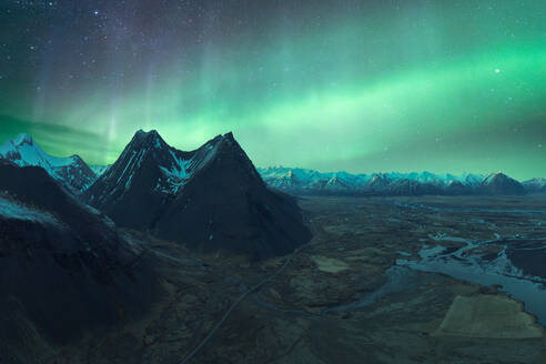 Majestätische Berggipfel unter dem grünen Schein des Nordlichts im Vatnajokull-Nationalpark, Island - ADSF52545