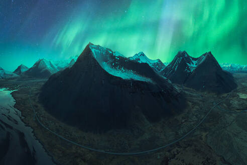 Nordlichter erleuchten den Himmel über einem schwarzen Sandstrand in Vik, Island - ADSF52547