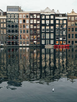 Grachtenhäuser am Fluss Amstel, Amsterdam, Niederlande - MMPF01115