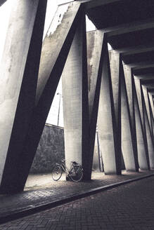 Fahrrad in der Nähe von architektonischen Säulen - MMPF01117