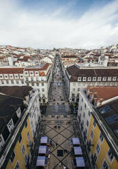 Wohngebäude unter bewölktem Himmel in Lissabon, Portugal - MMPF01122