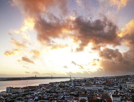 Wohnviertel in der Nähe des Flusses Tejo bei Sonnenuntergang in Lissabon, Portugal - MMPF01124