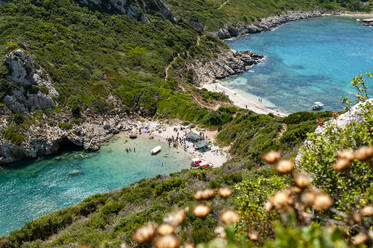 Griechenland, Ionische Inseln, Strand von Porto Timoni vom Berggipfel aus gesehen - EGBF01007