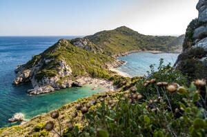 Griechenland, Ionische Inseln, Strand von Porto Timoni vom Berggipfel aus gesehen - EGBF01009