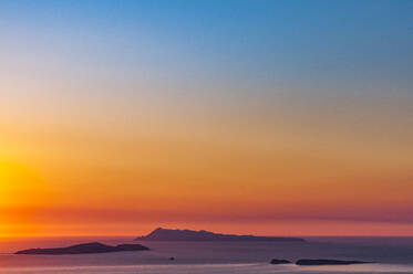 Griechenland, Ionische Inseln, Stimmungsvoller Himmel über der Insel Nisida Kravi in der Abenddämmerung - EGBF01015