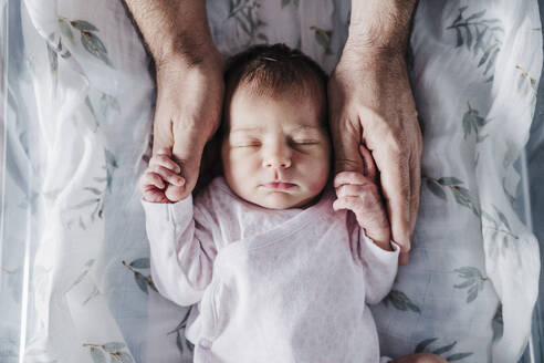 Vater hält die Hände des kleinen Mädchens - EBBF08268