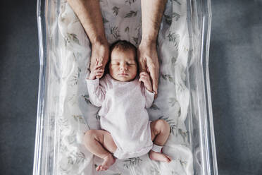 Vater hält die Hände des schlafenden Mädchens im Inkubator - EBBF08269