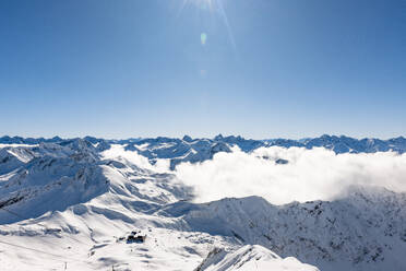 Deutschland, Bayern, Dichter Nebel über den Allgäuer Alpen - EGBF01018