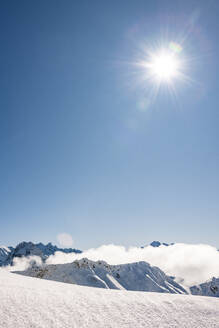 Deutschland, Bayern, Sonnenschein über schneebedeckten Allgäuer Alpen - EGBF01020
