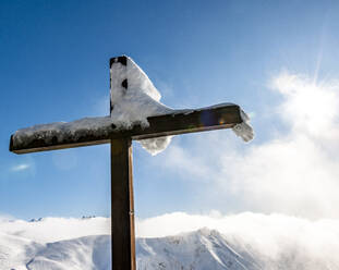 Deutschland, Bayern, Gipfelkreuz in den Allgäuer Alpen - EGBF01021