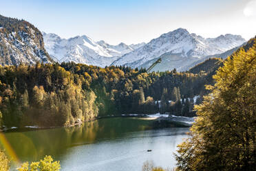 Deutschland, Bayern, Freibergsee umgeben von Herbstbäumen - EGBF01026