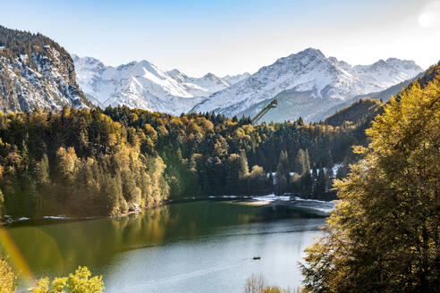 Deutschland, Bayern, Freibergsee umgeben von Herbstbäumen - EGBF01026