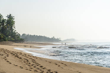 Sri Lanka, Südprovinz, Tangalle, Fußabdrücke am tropischen Strand - EGBF01036